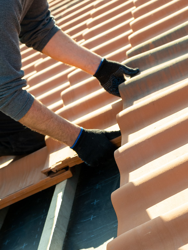 Rénovation de couverture en tuiles à Pontoise (95300) dans le Val d'Oise (95) Rénovation de couverture en tuiles à Pontoise (95300) dans le Val d'Oise (95)